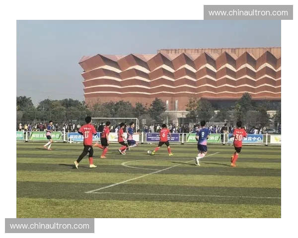 大学生足球联赛：青春赛场激扬风采，校园足球热潮再掀新高潮